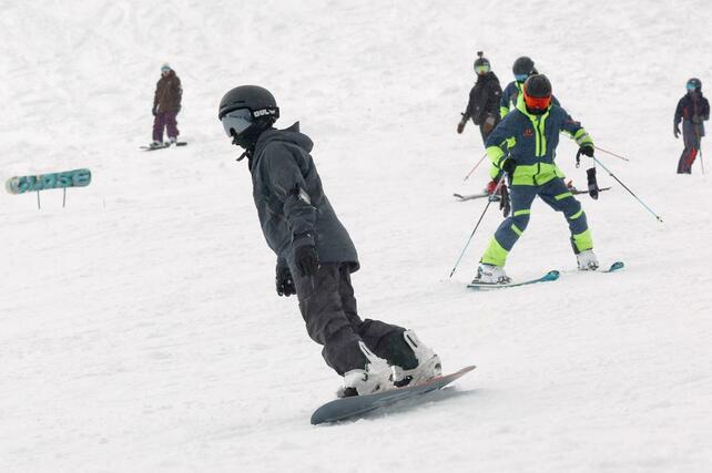 県内トップを切ってオープンしたかぐらスキー場＝２２日、湯沢町三俣