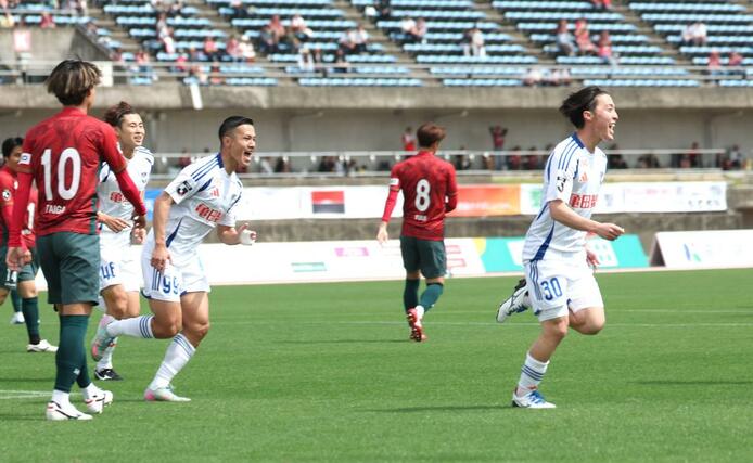 前半、奥村（右）が先制ゴールを決め走り出す＝１２日、ＧＩＫＥＮスタジアム
