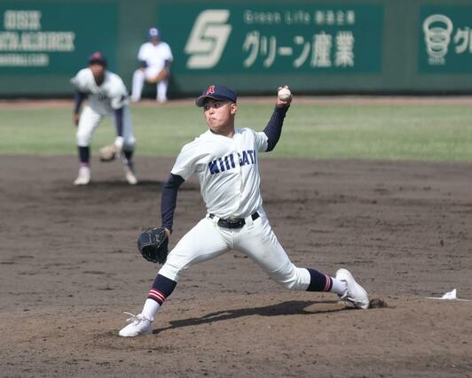 新潟－長岡　八回に登板した新潟の投手栗賀亜門＝５月５日、長岡市悠久山野球場