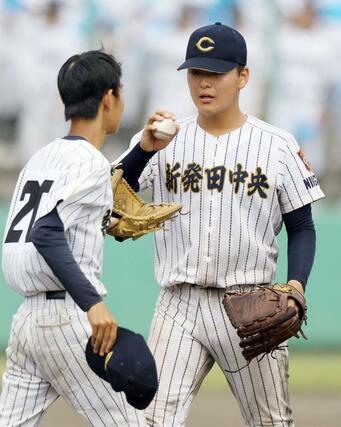 新発田中央－新潟産大付　６回、力投してきた新発田中央のエース五十嵐結史（右）が、阿宮海の救援を仰ぎボールを手渡す＝新発田市五十公野運動公園野球場