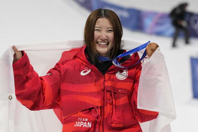 女子ハーフパイプで銅メダルを獲得した小野光希＝リビーニョ（共同）