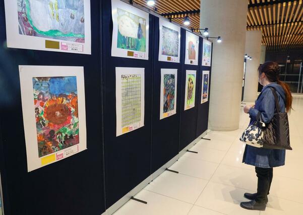 色彩豊かな作品が並ぶ県ジュニア美術展覧会の新潟展＝２６日、新潟市中央区万代３