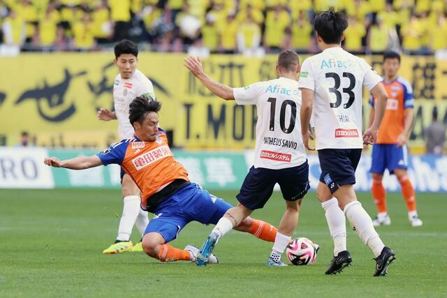 新潟－柏　後半、スライディングする新潟のＭＦ島田譲＝ビッグスワン