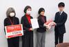 　厚労省で担当者（右端）にオンライン署名を提出する水戸部ゆうこさん（左から２人目）ら＝２３日