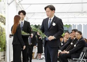 亡くなったハンセン病患者や元患者の追悼と名誉回復のための式典で、献花に臨む福岡厚労相=19日午前、厚労省