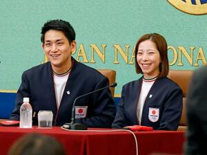 記者会見するフィギュアスケートペアの三浦璃来(右)と木原龍一=25日午後、東京・内幸町の日本記者クラブ