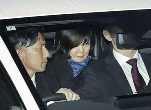 　昨年１２月、安倍晋三元首相銃撃事件の公判に出席し、奈良地裁を出る妻昭恵さん（奥）