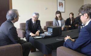 花角英世知事に自社商品をアピールする各企業の代表者ら=4月18日、県庁