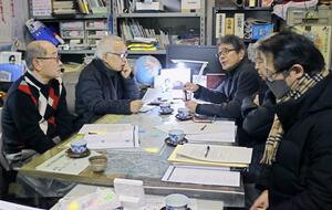 坂口安吾を名誉市民にする会の設立に向け準備を進めるメンバー＝新潟市中央区八千代２