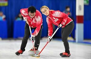 混合ダブルス1次L チェコ戦の第1エンド、スイープする小穴桃里(右)、青木豪=ケロウナ(共同)