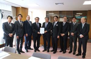 森山裕総務会長(右から5人目)に要望書を手渡す自民県連幹部ら=1月31日、東京都千代田区