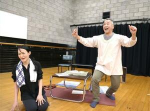 2人芝居「父と暮せば」の稽古をする岩崎麻由さん(左)と宇佐美慎吾さん=1日、シドニー(共同)