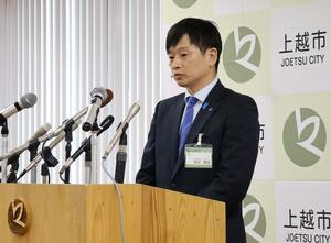 市議会による辞職勧告決議を受け、定例会見で続投への意向をにじませる上越市の中川幹太市長=上越市役所