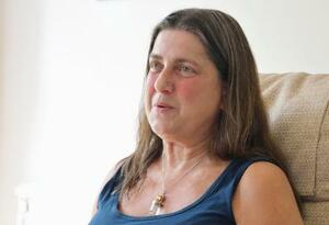 ロンドン同時テロで亡くなった妹ミリアム・ハイマンさんへの思いを語るエスターさん=6月、ロンドン(共同)