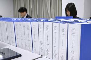 2024年分の政治資金収支報告書をチェックする職員=11月、総務省