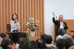 乳がん早期発見に向けた自己触診や、がん検診の大切さを語り合った伊勢みずほさん(左)と中川恵一特任教授=三条市旭町2