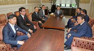 会談に臨む野党の国対委員長ら=7日午前、国会
