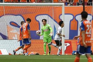 前半、失点しうなだれる新潟の選手たち＝デンカビッグスワン