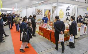 新潟県のコメなどを使った食品をバイヤーにＰＲしたフードメッセ＝１２日、新潟市中央区