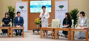 　都内企業の経営者らと意見交換する小池百合子知事（中央）＝３０日午後、東京都庁