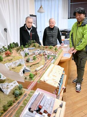 鉄道模型の交流会などを企画する「糸魚川ジオレイル倶楽部」の杉本次生会長(左)、小林稔さん(中)、赤野隆造さん(右)=糸魚川市