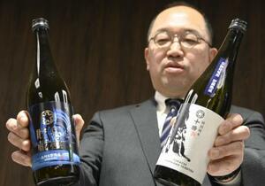 水力発電所のトンネル内で熟成させた日本酒「純米吟醸 京極貯蔵」(左)と「特別純米 十勝」=19日午後、札幌市