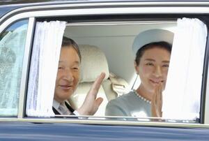 　上皇さまの誕生日を祝うため、仙洞御所に入られる天皇、皇后両陛下＝２３日午前、東京・元赤坂（代表撮影）