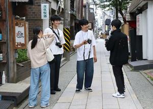 県内高校の写真部による撮影大会に参加した生徒たち＝新潟市中央区西堀前通８