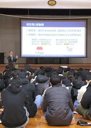 中学生だった息子と会社を創業した経緯などを柏崎高校の生徒に語った野田拓也さん=柏崎市学校町の同校