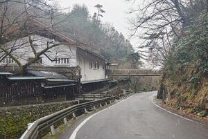 補修工事を終えた「史跡佐渡金山」の連絡橋=佐渡市下相川