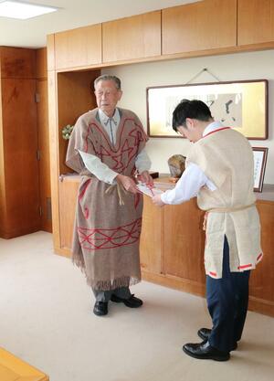 寄付金の目録を手渡す髙橋一夫さん(左)=三条市役所