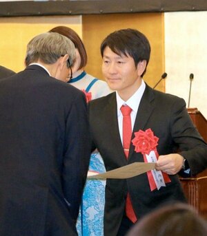 博報賞を受賞し、表彰を受ける岩舩尚貴教頭=14日、東京・丸の内