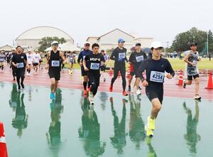 市民らが市街地や海岸線を駆け抜けた柏崎マラソン=柏崎市学校町