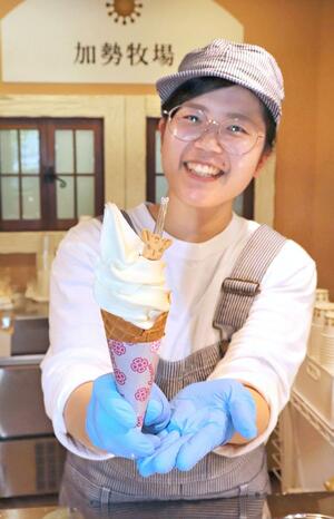 看板メニューの「ガンジーソフトクリーム」=刈羽村刈羽