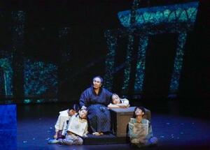 那覇市で行われた舞台「生きているから~対馬丸ものがたり~」の公演=16日午後