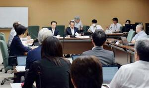 スマートフォンなどの適正使用に関する条例案を審議する愛知県豊明市議会の委員会=16日