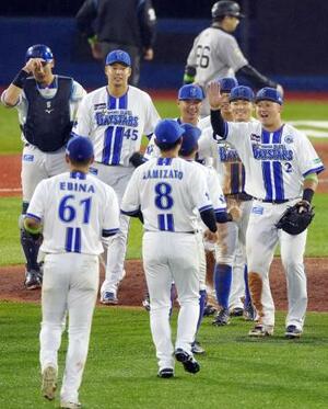 巨人に快勝し、タッチを交わすDeNAナイン=横浜
