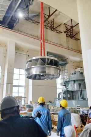 東北電力蓬莱発電所3号機で取り換えられる最新型の水車ランナ(羽根車)=2024年9月、福島市(同社提供)