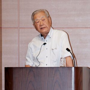 県立近代美術館で講演する水野敬三郎さん＝２０１４年７月、長岡市