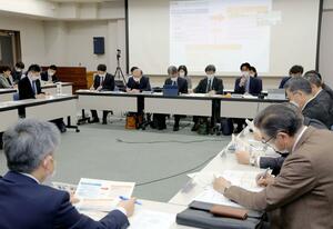 中核病院の設置など中期的な医療再編の方向性が示された上越地域医療構想調整会議=3月21日、上越市