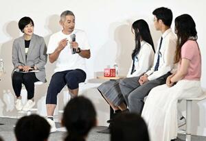 トークイベントで高校生、大学生らに思いを語るイチローさん(左から2人目)=20日午後、大阪市此花区の夢洲