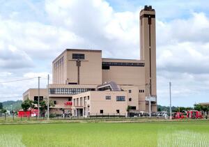火災が発生した新発田広域クリーンセンター=26日午前9時前、新発田市藤掛