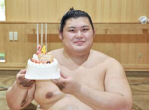 24歳の誕生日を迎え、報道陣からケーキを贈られた大の里=茨城県阿見町の二所ノ関部屋