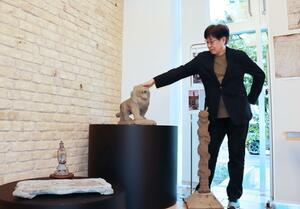 柏崎市の彫刻師小川由廣の作品展示=柏崎市諏訪町