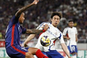 FC東京-横浜M 前半、競り合うFC東京・マルセロヒアン(左)と横浜M・角田=味スタ