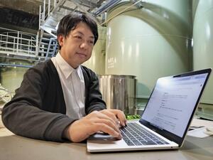 生成AIに作成させた日本酒の醸造法の助言を示す、津南醸造の鈴木健吾社長=6月、新潟県津南町