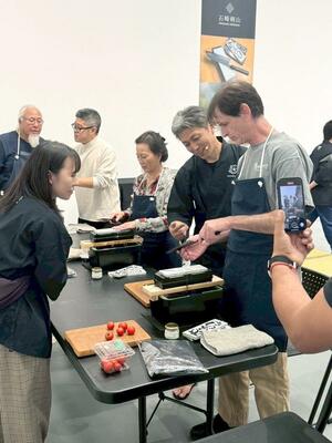 新越ワークスが実施した日本酒の利き酒と酒器のワークショップ＝米国ロサンゼルス（燕三条地場産業振興センター提供）
