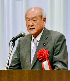札幌市で開かれた党会合であいさつする自民党の鈴木幹事長=21日午前