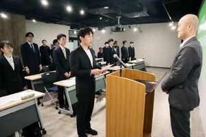 さまざまな業種の新入社員が集まった県中小企業家同友会の合同入社式=4月10日、新潟市中央区
