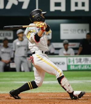 3回ソフトバンク2死一、二塁、山本が左越えにプロ初本塁打となる3ランを放つ=みずほペイペイドーム